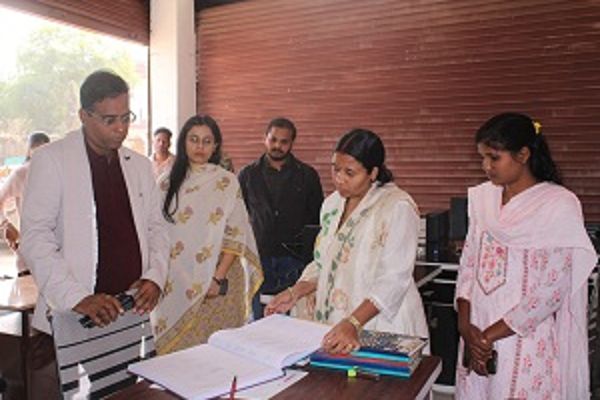 कलेक्टर ने सारंगढ़ में संचालित सखी वन स्टॉप सेंटर का किया निरीक्षण