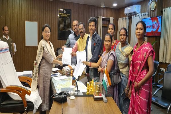 माइंस के लाल पानी से प्रभावित डौंडी क्षेत्र के जनप्रतिनिधियों  द्वारा कलेक्टर को सौंपा ज्ञापन 