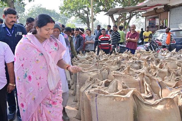 मंत्री श्रीमती लक्ष्मी राजवाड़े ने भटगांव विधानसभा के धान खरीदी केंद्रों का किया निरीक्षण