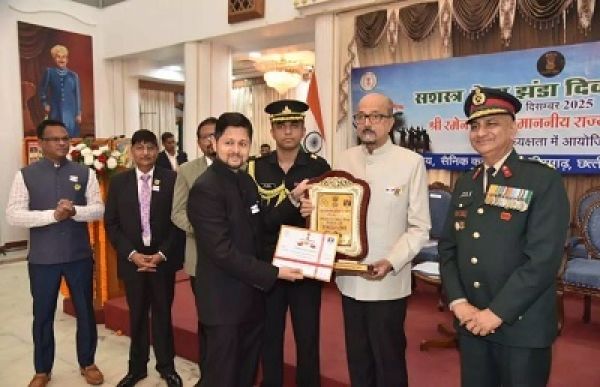 दुर्ग कलेक्टर का राज्यपाल रमेन डेका ने किया सम्मान