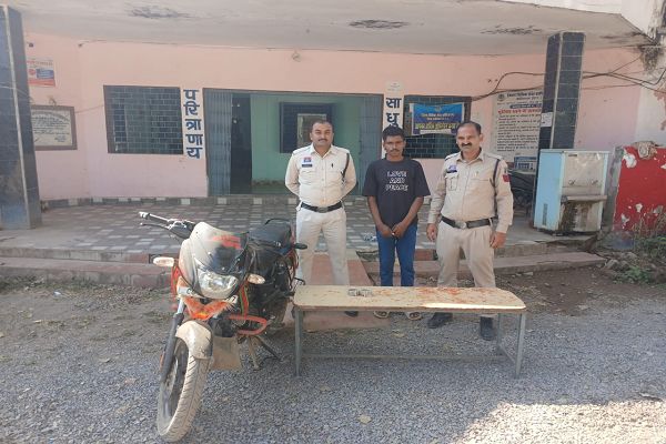 कबीरधाम पुलिस ने नाबालिग से लूट के आरोपी को मोटरसाइकिल व चांदी के लच्छा सहित किया गिरफ्तार