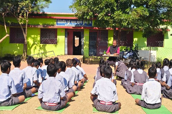  शीत लहर की आहट सुनहरी धूप में पढ़ने लगे छात्र