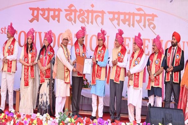 भारती विवि के प्रथम दीक्षांत समारोह में शामिल हुए उच्च शिक्षा मंत्री वर्मा