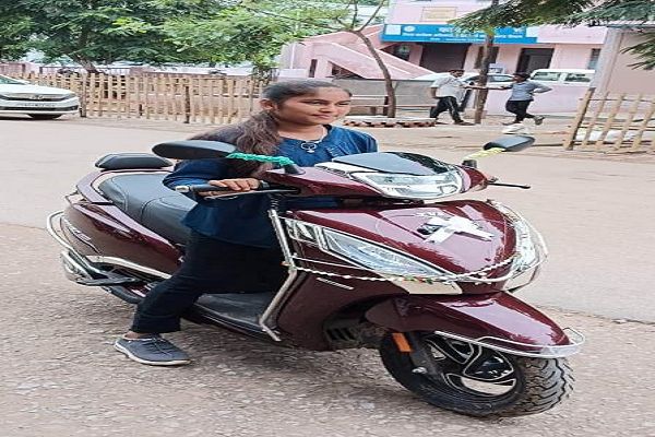 भूमिका को मिली स्कूटी और एक लाख रूपए की राशि