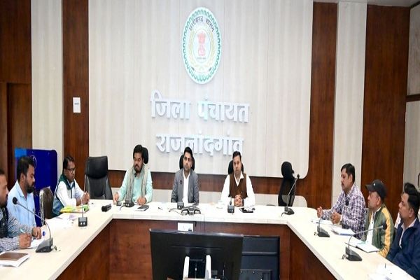  कलेक्टर ने ग्रामीण कृषि विस्तार अधिकारियों, पटवारियों, समिति प्रबंधकों व डाटा एण्ट्री ऑपरेटर की ली बैठक