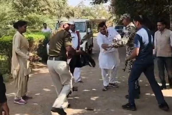 कलेक्ट्रेट के सामने ठेकेदार ने किया आत्मदाह का प्रयास, मचा हड़कंप