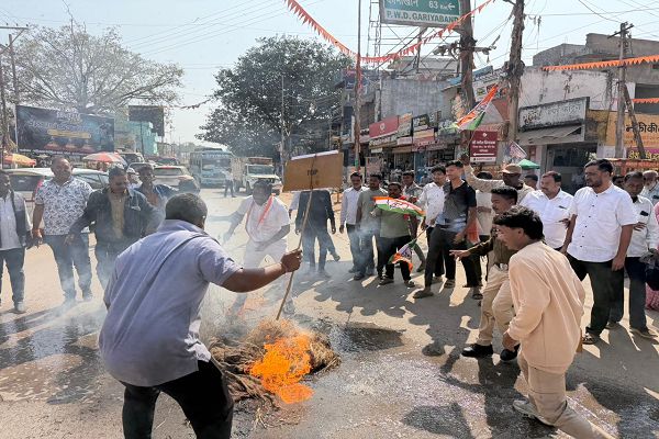  नवीन सैनिक स्कूल विवाद ने पकड़ा तूल, कांग्रेसियों ने डीईओ का पुतला फूंका, जमकर किया प्रदर्शन