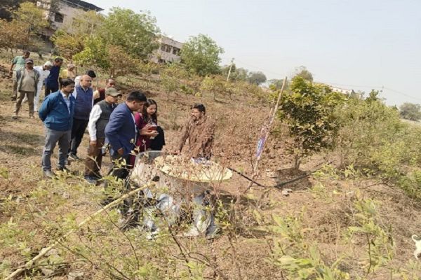 कलेक्टर ने ग्रामीण क्षेत्रों में जल संरक्षण की दिशा में मिशन जल रक्षा के तहत निर्मित जल संरचनाओं का किया गहन निरीक्षण