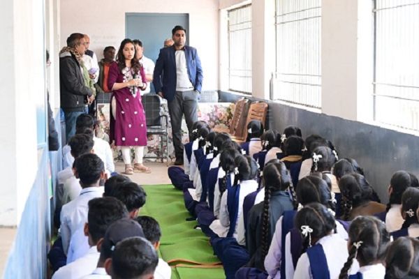 कलेक्टर ने अद्र्धवार्षिक परीक्षा में कम परिणाम वाले स्कूलों का किया दौरा