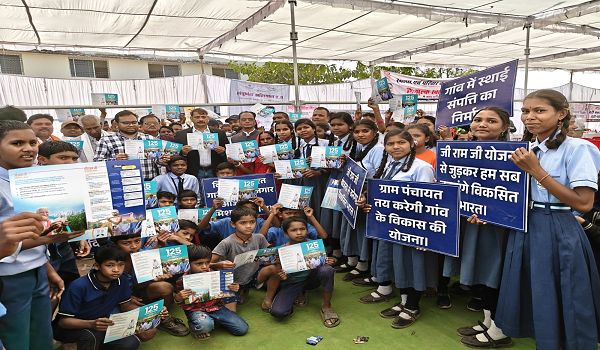 अब प्रत्येक परिवार को मिलेगा 125 दिनों का रोजगार  विकसित भारत जी राम जी योजना से समय पर मजदूरी भुगतान के साथ होंगे अनेको फायदे  जिले के गांव- गांव में ग्रामीणों को नई योजना के बताये जा रहे फायदे