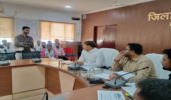 प्रधानमंत्री आवास में अनियमितता की शिकायत पर सीधे होगी एफ.आई.आर: कलेक्टर श्री गोपाल वर्मा।