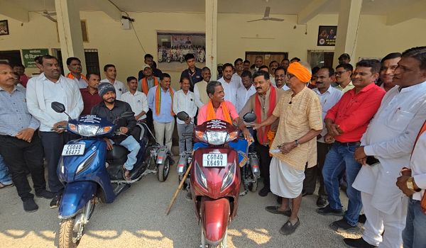 उपमुख्यमंत्री श्री विजय शर्मा की तत्परता से दो दिव्यांगों को मिली स्कूटी