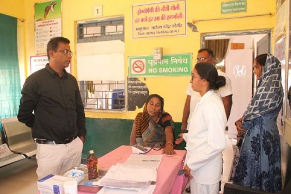 कलेक्टर ने प्राथमिक स्वास्थ्य केंद्र कोसीर का निरीक्षण कर लिया स्वास्थ्य सुविधाओं का जायजा