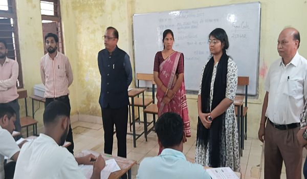 पीएससी प्रारंभिक परीक्षा संपन्न, लोक सेवा आयोग के सदस्य डॉ प्रवीण वर्मा पहुंचे निरीक्षण में