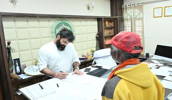 जनदर्शन में आए मामलों का समयबद्ध निराकरण करें : कलेक्टर व्यास