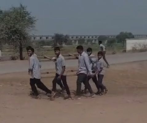 बिलाईगढ़ में स्कूली बच्चों से स्टूल ढुलवाने का वीडियो वायरल...