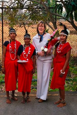 पर्यटन विशेषज्ञ सुश्री किर्सी ने ग्रामीण महिलाओं संग किया महुआ संग्रहण, बस्तर की जैव विविधता और लोकसंस्कृति से हुए अभिभूत