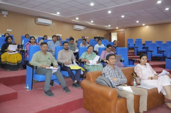 चिकित्सकीय स्टॉफ की उपस्थिति के साथ स्वास्थ्य केंद्र समय पर संचालित होः कलेक्टर