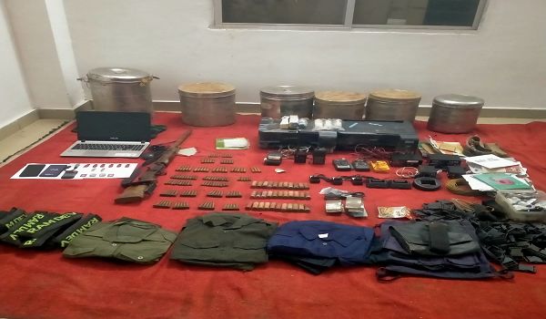 दिनांक- 28/02/2026 थाना मैनपुर अंतर्गत ग्राम बडेगोबरा के सांपसाटी नामक जंगल/पहाड़ी क्षेत्र में माओवादियों द्वारा डम्प कर रखे लैपटाप, मोबाइल, नगद राशि, आर्म्स एम्यूनेशन सहित हथियार बरामद।