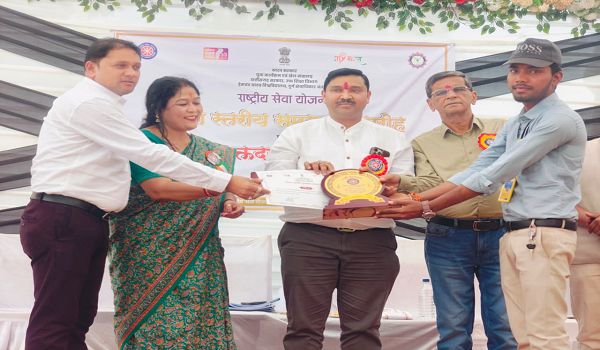 जिला स्तर पर श्रेष्ठ स्वयंसेवक पुरस्कार से लक्ष कुमार साहू हुए सम्मानित, महाविद्यालय व जिले में खुशी की लहर