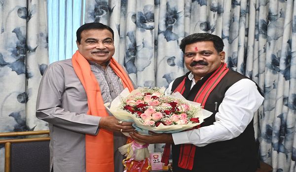 उप मुख्यमंत्री श्री विजय शर्मा ने केंद्रीय परिवहन मंत्री श्री नितिन गडकरी से की अहम मुलाकात, कवर्धा की महत्वपूर्ण सड़क परियोजनाओं को लेकर की चर्चा