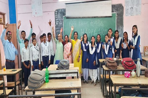 शासकीय हाई स्कूल गोंडपारा अभनपुर में होली मिलन समारोह का आयोजन