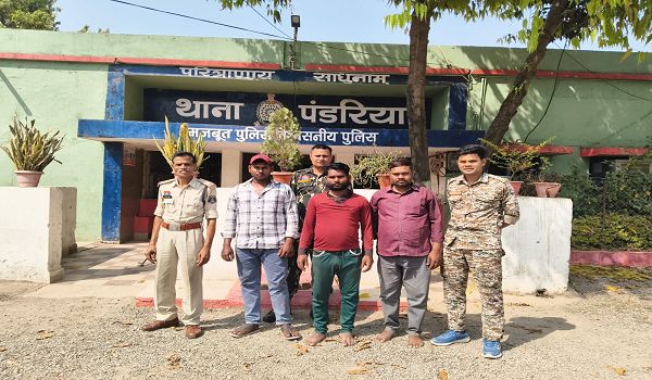 कवर्धा/	पंडरिया--जुएं की फड़ में पंडरिया पुलिस की दबिश 7220 रुपये नगद सहित 3 जुवाड़ी गिरफ्तार।