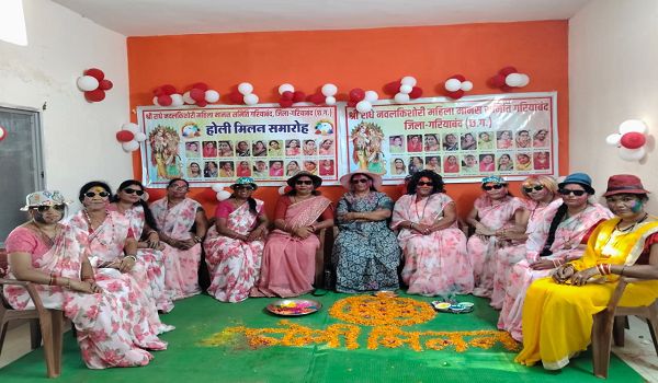 फूलों की होली में झूमीं मातृशक्ति गरियाबंद में रंग-गुलाल और गीतों की गूंज श्रीराधे नवल किशोरी महिला मानस समिति का होली मिलन समारोह