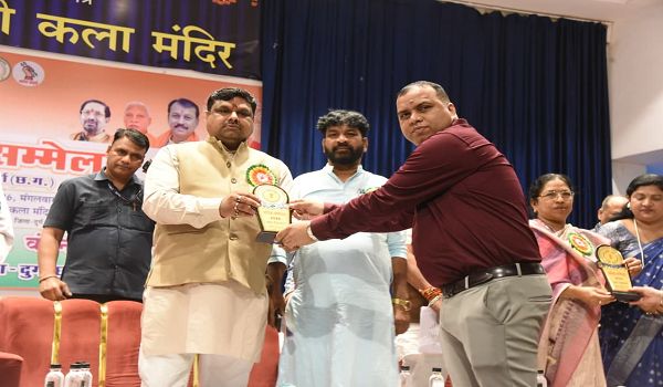 श्रमिक सम्मेलन का हुआ आयोजन, विभिन्न योजनाओं के माध्यम से श्रमिक परिवारों को मिल रही आर्थिक सहायता -स्कूल शिक्षा मंत्री श्री यादव