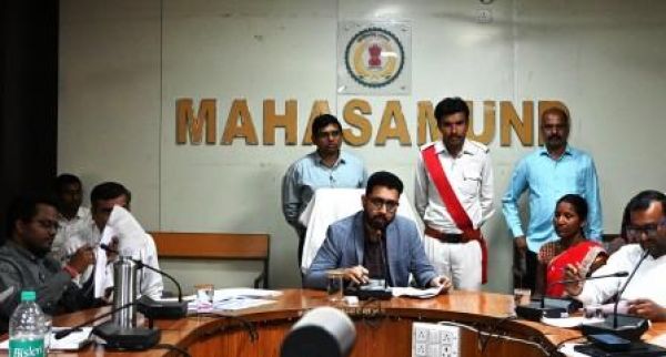 कलेक्टर लंगेह ने जन चौपाल में सुनी लोगों की समस्याएं, दिए निराकरण के निर्देश
