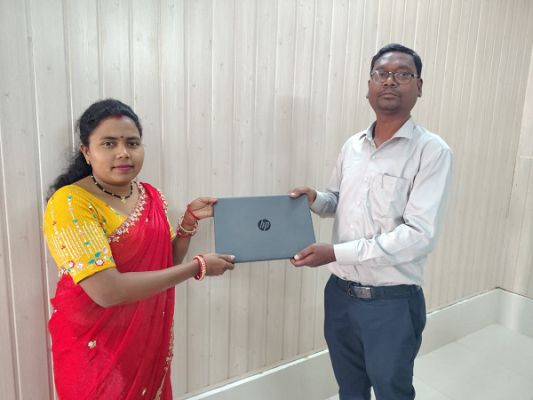 आधार से जुड़ी सेवाएं उपलब्ध करा आत्मनिर्भर बनी संगीता सिंह  