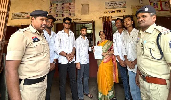 शौचालय की मांग को लेकर NSUI ने गुमा हाईस्कूल के प्राचार्य को सौंपा ज्ञापन