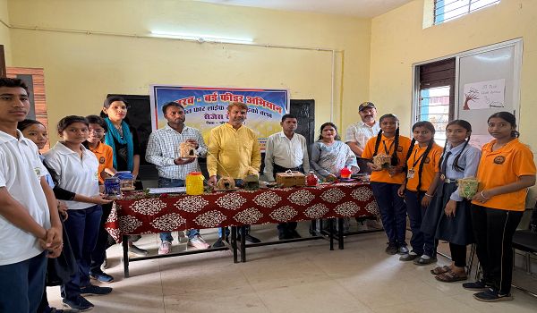 विश्व गौरैया दिवस पर कलरव बर्ड फीडर अभियान - चार वर्षों से यूथ एंड इको क्लब के छात्र बांट रहे बर्ड फीडर