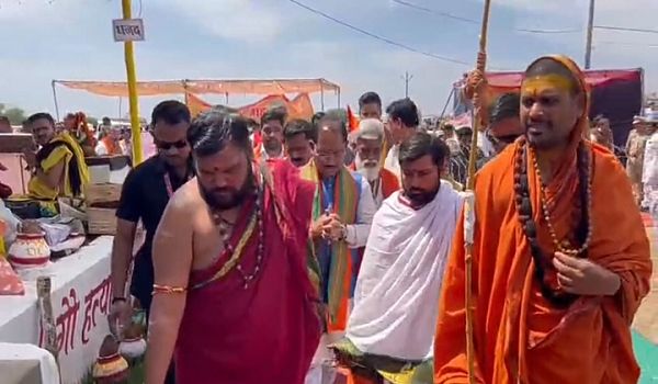 मुख्यमंत्री श्री विष्णु देव साय कबीरधाम जिले के ग्राम जुनवानी नर्मदा धाम में आयोजित पंच कुंडीय श्री रुद्र महायज्ञ एवं श्री शिव महापुराण कथा में शामिल हुए
