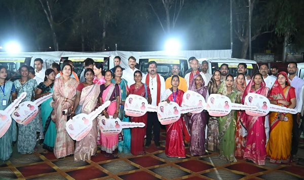 कबीरधाम में &lsquo;दीदियों&rsquo; ने संभाली स्टीयरिंग, अब गांव गांव में दौड़ेगी 'दीदियों की गाड़ी'