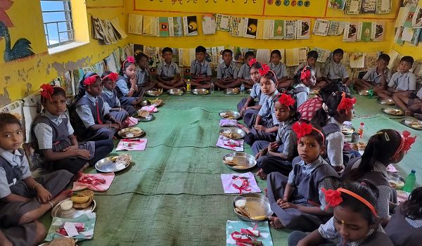 नवरात्रि के अवसर पर शासकीय प्राथमिक शाला गुनापुर में शिक्षकों द्वारा कन्या भोज का आयोजन 