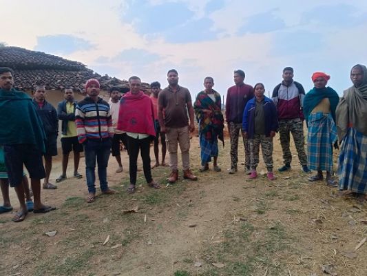 हाथियों के बीच फंसे बुजुर्गों को वन विभाग ने बचाया