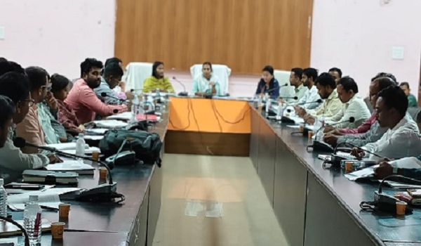 कलेक्टर ने पंचायत एवं ग्रामीण विकास विभाग के निर्माण कार्यों की समीक्षा की