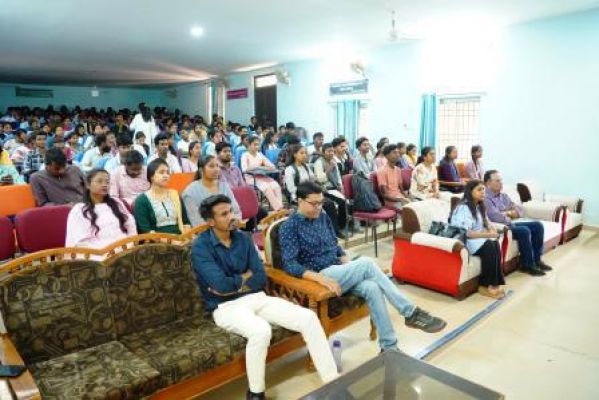 कालेज के विघार्थियों को ष्एआई यूथ स्किलष् प्रोग्राम के संबंध में दी गई महत्वपूर्ण जानकारी