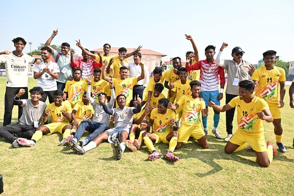 फुटबॉल में छत्तीसगढ़ को रजत पदक : फाइनल में कड़े मुकाबले में पश्चिम बंगाल से 0-1 से मिली हार