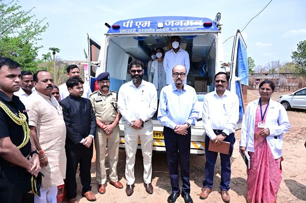 राज्यपाल श्री रमेन डेका ने बेहराखार में पीएम जनमन अंतर्गत संचालित मोबाइल मेडिकल यूनिट का किया अवलोकन