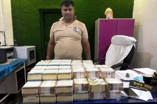 टेंगनमाड़ा स्टेशन के पास सूटकेस में मिला 17 लाख कैश, युवक हिरासत में