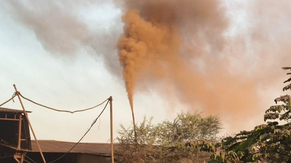 सांसद आदर्श गांव गिरोद में घंटी फैक्ट्री की धूल से ग्रामीण परेशान साँकरा (धनेली) 