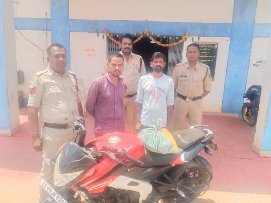 32 पौवा अंग्रेजी शराब सहित दो आरोपी गिरफ्तार*