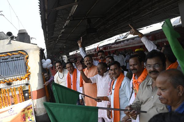 श्री रामलला दर्शन के लिए श्रद्धालु अयोध्या धाम के लिए रवाना