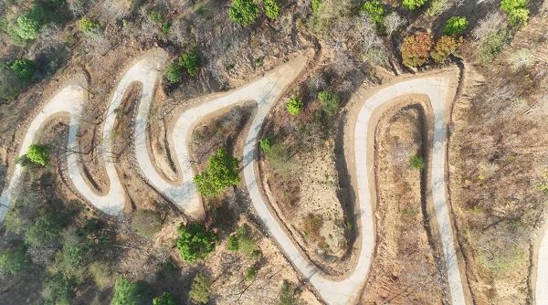 प्रधानमंत्री जनमन योजना से बदली सेजाडीह की तस्वीर, पहाड़ों के बीच बसे बैगा परिवारों तक पहली बार पहुंची पक्की सड़क