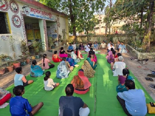 कलेक्टर ने योगाभ्यास में लिया भाग