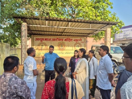 कलेक्टर ने प्राथमिक स्वास्थ्य केंद्र आयुष्मान आरोग्य मंदिर सुरगी का किया निरीक्षण