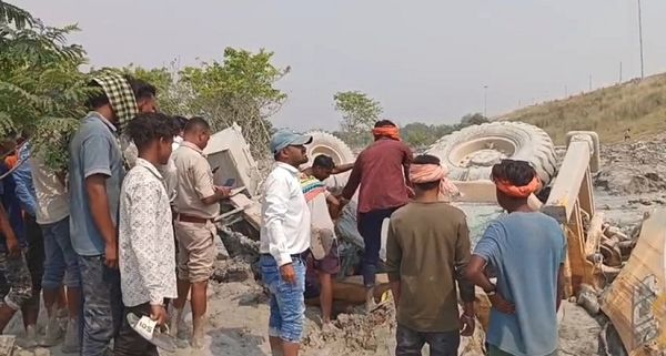 कोरबा में राखड़ डेम फूटा: जेसीबी ऑपरेटर मलबे में समाया