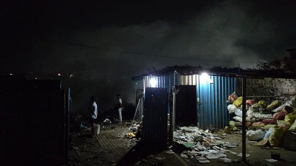 कबाड़ दुकान में लगी आग युवको की काफी मशक्कत के बाद बुझी आग